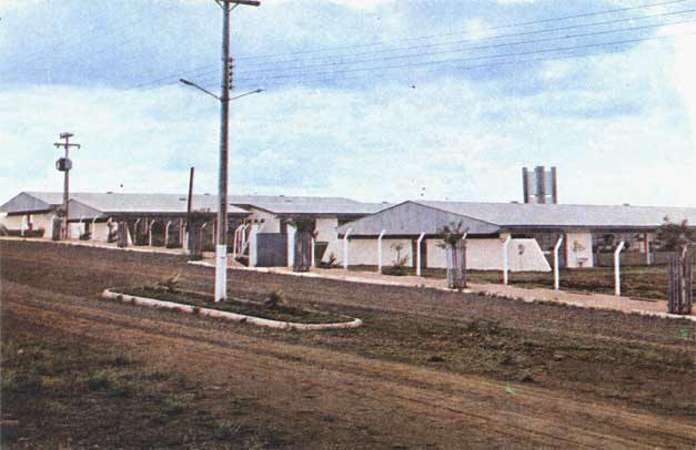Frente do Colégio em 1977 